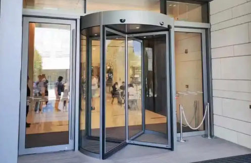 金昌旋转门改善残障人士的出行体验！