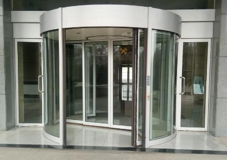 金昌旋转门需要配备哪些安全防护措施？